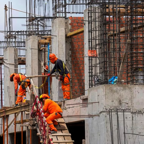 Tecnico realizando medicion de ruido ocupacional - HSE Golden Solution